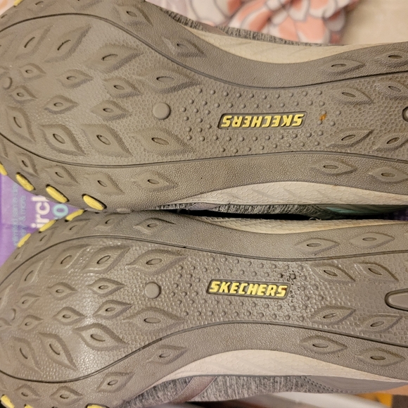 Skechers Women's Relaxed Fit Slip On Sneakers Shoes Memory Foam Insoles Size 10 - Picture 4 of 9